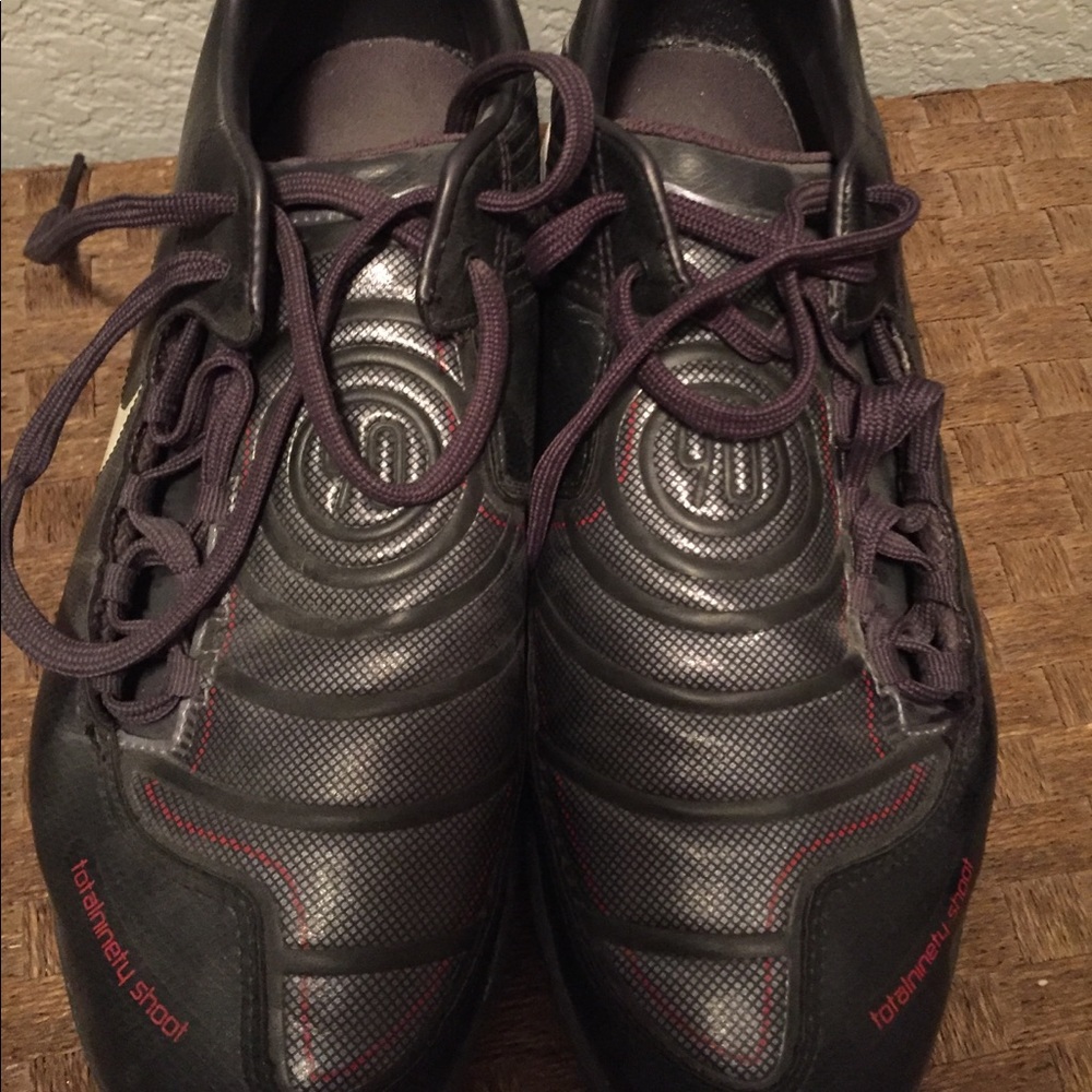Indoor/outdoor soccer shoes
